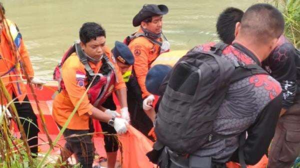 Identitas 14 Korban Tewas Truk Terjun ke Sungai di Pelalawan, Dewasa hingga Anak-Anak Identitas 14 Korban Tewas Truk Terjun ke Sungai di Pelalawan, Dewasa hingga Anak-Anak