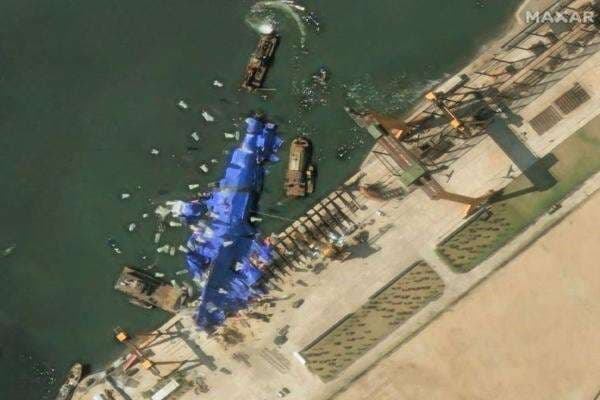 Korea Utara Kerahkan Banyak Balon untuk Selamatkan Kapal Perang 5.000 Ton yang Nyaris Tenggelam Korea Utara Kerahkan Banyak Balon untuk Selamatkan Kapal Perang 5.000 Ton yang Nyaris Tenggelam