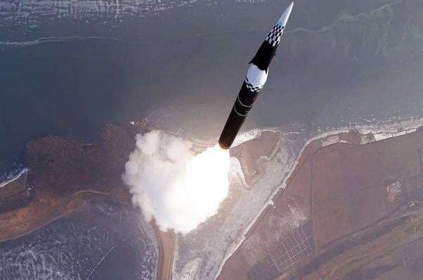 Korea Utara Tembakkan Rudal Balistik ke Laut Jepang, Terbang 800 Km Korea Utara Tembakkan Rudal Balistik ke Laut Jepang, Terbang 800 Km