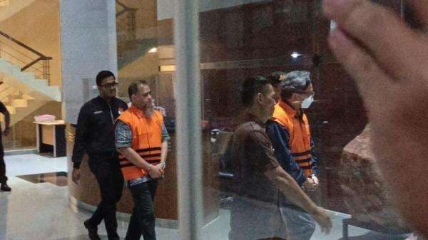 KPK Tahan 2 Tersangka Korupsi Pengadaan Anak Usaha Telkom yang Rugikan Negara Rp280 Miliar KPK Tahan 2 Tersangka Korupsi Pengadaan Anak Usaha Telkom yang Rugikan Negara Rp280 Miliar