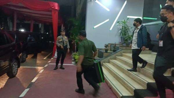 KPK Bawa 3 Koper usai Geledah Kantor Kemenag terkait Korupsi Kuota Haji KPK Bawa 3 Koper usai Geledah Kantor Kemenag terkait Korupsi Kuota Haji