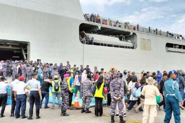 KRI Banjarmasin Tiba di Pelabuhan Tanjung Emas Semarang, Bawa Ribuan Pemudik KRI Banjarmasin Tiba di Pelabuhan Tanjung Emas Semarang, Bawa Ribuan Pemudik