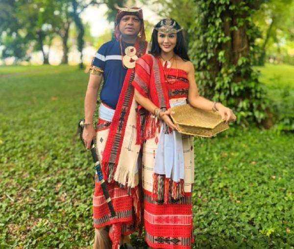 Potret Anggun Krisdayanti dan Keluarga dengan Busana Adat Timor Leste Potret Anggun Krisdayanti dan Keluarga dengan Busana Adat Timor Leste