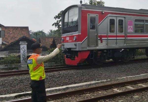 Kaca KRL Tanah Abang-Rangkasbitung Pecah Dilempar OTK Kaca KRL Tanah Abang-Rangkasbitung Pecah Dilempar OTK