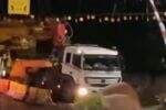 KRL Gangguan Gara-gara Truk Tersangkut di Pelintasan Stasiun Bekasi KRL Gangguan Gara-gara Truk Tersangkut di Pelintasan Stasiun Bekasi