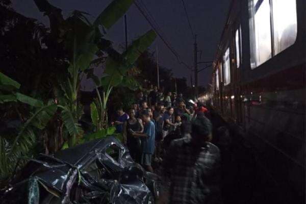 KRL Commuter Line Rute Manggarai-Bogor Tertemper Mobil di Cilebut KRL Commuter Line Rute Manggarai-Bogor Tertemper Mobil di Cilebut