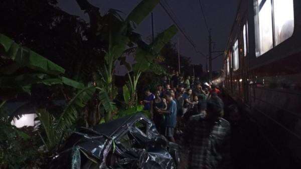 KRL Manggarai-Bogor Tertemper Mobil di Cilebut, Ini Penampakannya KRL Manggarai-Bogor Tertemper Mobil di Cilebut, Ini Penampakannya