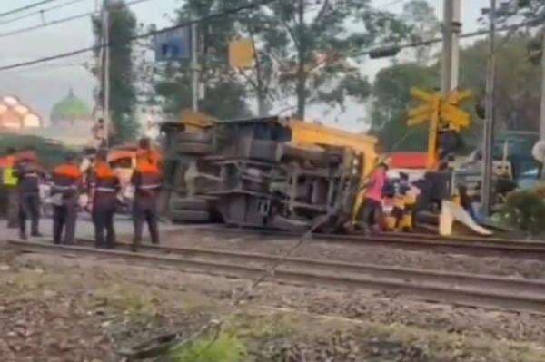 KRL Tabrak Truk di Antara Stasiun Tangerang-Batu Ceper, Perjalanan Terganggu KRL Tabrak Truk di Antara Stasiun Tangerang-Batu Ceper, Perjalanan Terganggu