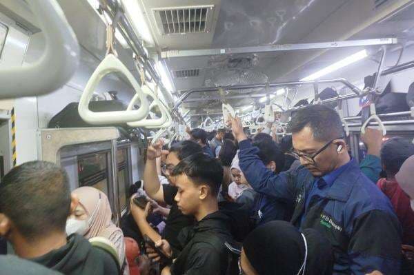 KAI Commuter Hentikan Sementara Perjalanan Commuter Line Usai Gempa di Bekasi KAI Commuter Hentikan Sementara Perjalanan Commuter Line Usai Gempa di Bekasi