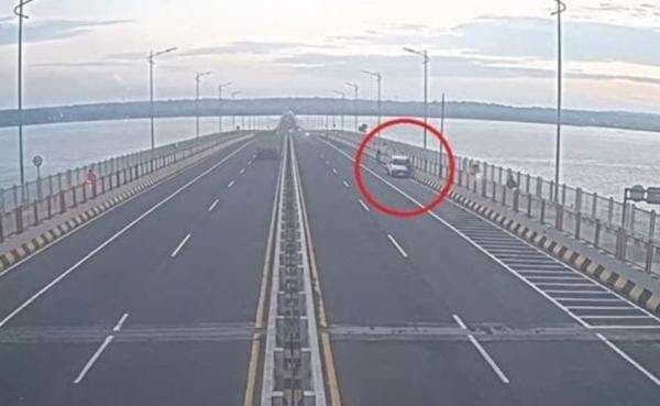 Kronologi Pesepeda Tewas Ditabrak Mobil Pikap di Jembatan Suramadu Kronologi Pesepeda Tewas Ditabrak Mobil Pikap di Jembatan Suramadu