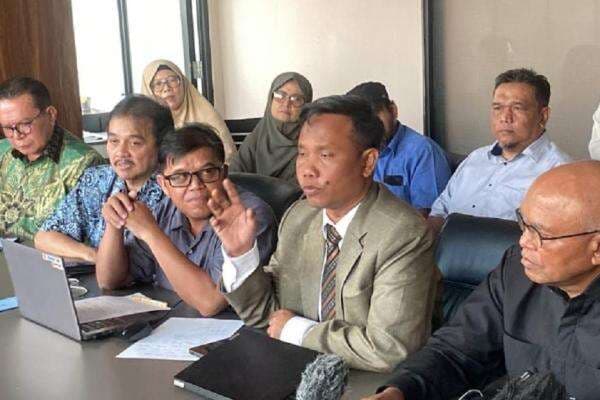 Kuasa Hukum Roy Suryo Desak Jokowi Tarik Pernyataan Kasmudjo Dosen Pembimbing Akademik-Skripsi Kuasa Hukum Roy Suryo Desak Jokowi Tarik Pernyataan Kasmudjo Dosen Pembimbing Akademik-Skripsi