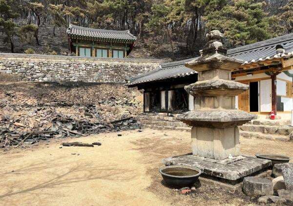 Kuil Berusia 1.300 Tahun Terdampak Kebakaran Hutan di Korea Selatan Kuil Berusia 1.300 Tahun Terdampak Kebakaran Hutan di Korea Selatan