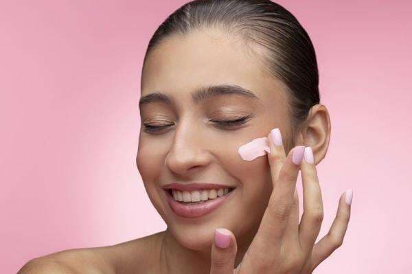 Kulit Kering? Tenang, Rekomendasi Moisturizer Ini Siap Membantu! Kulit Kering? Tenang, Rekomendasi Moisturizer Ini Siap Membantu!