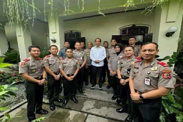Kunjungan Serdik Sespimmen Polri ke Solo Upaya Jaga Posisi Jokowi di Pusat Perbincangan Publik Kunjungan Serdik Sespimmen Polri ke Solo Upaya Jaga Posisi Jokowi di Pusat Perbincangan Publik