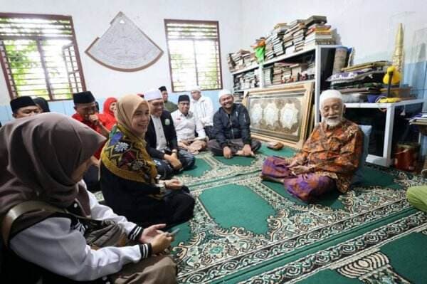 Kunjungi Banten, Atikoh Sowan ke Abuya Muhtadi dan Ziarah Makam Abuya Dimyati