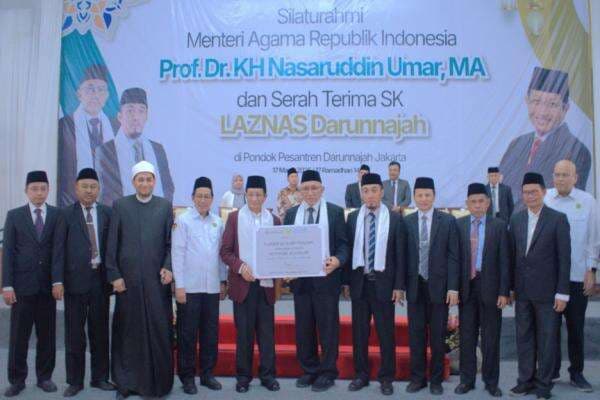 Kunjungi Darunnajah, Menag Serahkan SK Laznas untuk Pemberdayaan Umat Kunjungi Darunnajah, Menag Serahkan SK Laznas untuk Pemberdayaan Umat