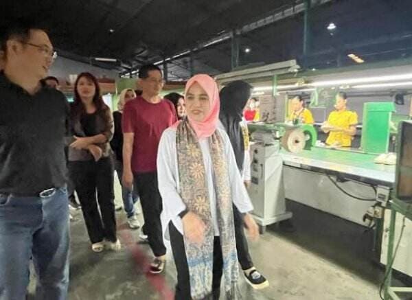 Kunjungi Pabrik Sepatu di Jombang, Atikoh: Luar Biasa Sekali Karena Rekrut Hampir 1.000 Tenaga Kerja Perempuan