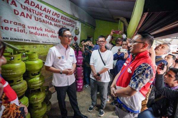 Kunjungi Pangkalan di Kota Bandung, Wamen BUMN Pastikan Stok LPG 3 Kg Aman Kunjungi Pangkalan di Kota Bandung, Wamen BUMN Pastikan Stok LPG 3 Kg Aman