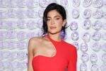 Kylie Jenner Diduga Hamil Anak Ketiga, Video Tutupi Perut Viral Kylie Jenner Diduga Hamil Anak Ketiga, Video Tutupi Perut Viral