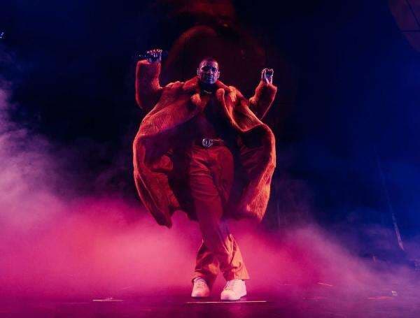 Liburan di Bali, Usher Main Arung Jeram hingga Berkuda Bareng Istri Liburan di Bali, Usher Main Arung Jeram hingga Berkuda Bareng Istri