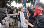 Lagu Bayar Bayar Bayar Dihapus Karena Dugaan Intimidasi, Massa Gelar Aksi Solidaritas Band Sukatani di Purbalingga Lagu Bayar Bayar Bayar Dihapus Karena Dugaan Intimidasi, Massa Gelar Aksi Solidaritas Band Sukatani di Purbalingga