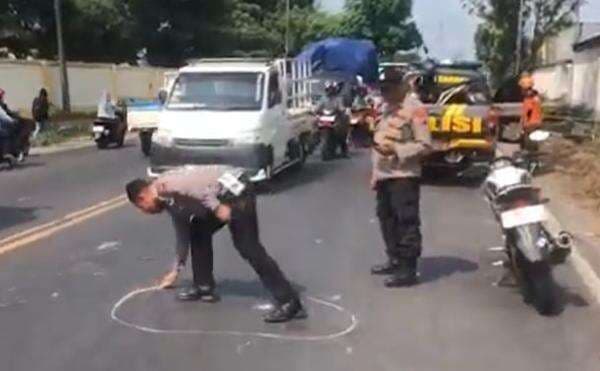 Kecelakaan di Mojokerto, 2 Pelajar SMK Tewas usai Tabrakan dengan Truk Ayam Kecelakaan di Mojokerto, 2 Pelajar SMK Tewas usai Tabrakan dengan Truk Ayam