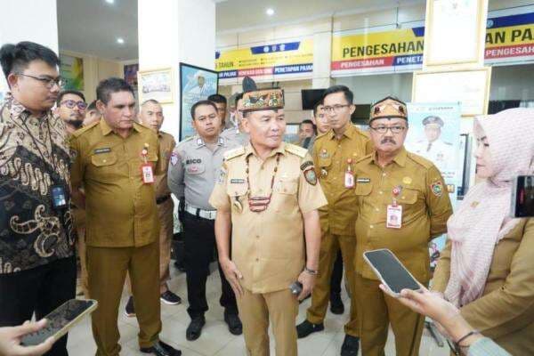 Lakukan Sidak di Samsat Palangka Raya, Gubernur Agustiar Sabran Tegas Berantas Pungli dan Calo Lakukan Sidak di Samsat Palangka Raya, Gubernur Agustiar Sabran Tegas Berantas Pungli dan Calo