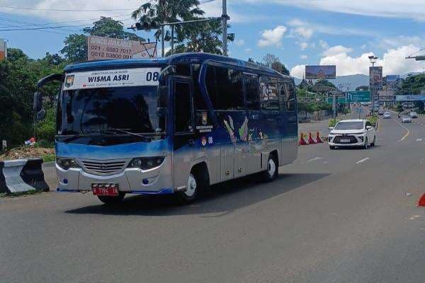 Lalu Lintas Padat, One Way Diberlakukan dari Puncak Arah Jakarta Siang Ini Lalu Lintas Padat, One Way Diberlakukan dari Puncak Arah Jakarta Siang Ini