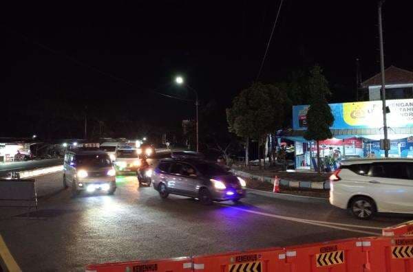 Lalu Lintas Pantura Indramayu ke Arah Barat Padat Imbas One Way Tol Cipali Lalu Lintas Pantura Indramayu ke Arah Barat Padat Imbas One Way Tol Cipali