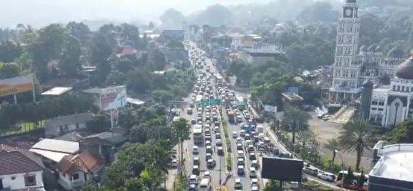 Libur Panjang Paskah, Ribuan Kendaraan Padati Jalur Puncak hingga 5 Km Libur Panjang Paskah, Ribuan Kendaraan Padati Jalur Puncak hingga 5 Km