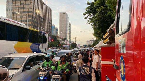 Ratusan Orang Tumpah Ruah di Depan Sarinah, Arus Lalin Jalan MH Thamrin Macet Ratusan Orang Tumpah Ruah di Depan Sarinah, Arus Lalin Jalan MH Thamrin Macet