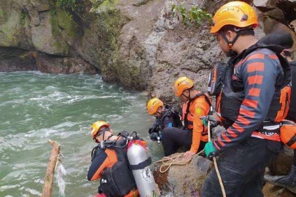 Tragis! Lansia asal Gowa Tewas Tenggelam di Air Terjun Takapala di Kedalaman 9 Meter Tragis! Lansia asal Gowa Tewas Tenggelam di Air Terjun Takapala di Kedalaman 9 Meter