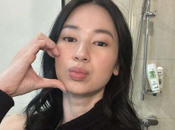 Laura Basuki Selfie di Toilet, Netizen Malah Salfok Sama Botol Shampo Terbalik Laura Basuki Selfie di Toilet, Netizen Malah Salfok Sama Botol Shampo Terbalik