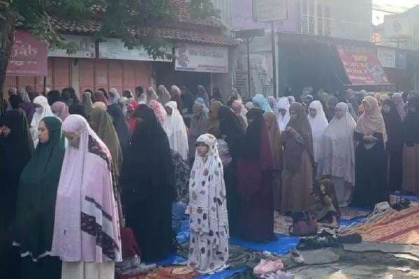 Lebaran Hari Ini, Ratusan Umat Islam di Kota Solo Gelar Salat Id Lebaran Hari Ini, Ratusan Umat Islam di Kota Solo Gelar Salat Id