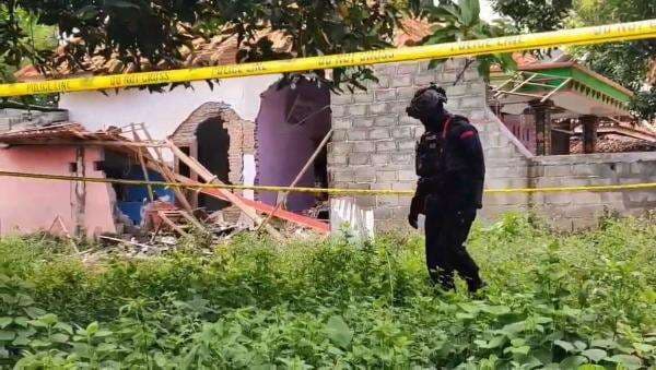 Ledakan Rumah di Pasuruan Diduga dari Bom Ikan, Korban Masih Kritis Ledakan Rumah di Pasuruan Diduga dari Bom Ikan, Korban Masih Kritis