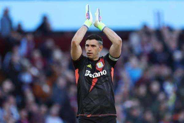 Legenda Dukung Manchester United Gaet Emiliano Martinez, Singgung Kelakuan Minus Legenda Dukung Manchester United Gaet Emiliano Martinez, Singgung Kelakuan Minus