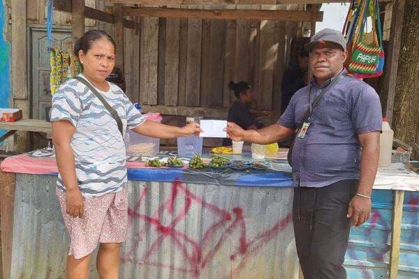 Bantu Pedagang Kecil, Legislator Perindo Jhony Kareth Bertekad Majukan UMKM Kota Sorong Bantu Pedagang Kecil, Legislator Perindo Jhony Kareth Bertekad Majukan UMKM Kota Sorong