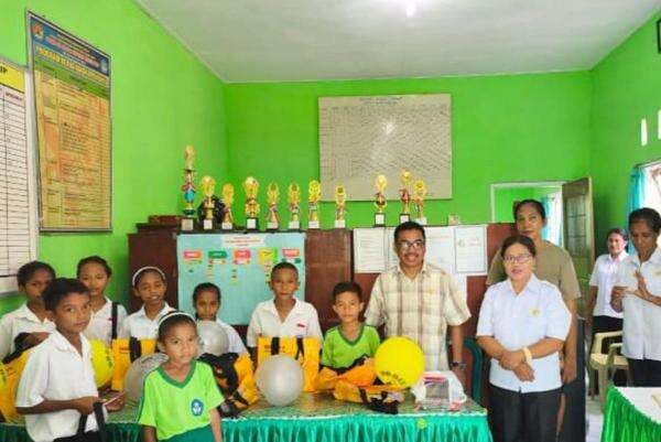 Legislator Perindo Marthen Adji Biayai Sekolah Anak Kurang Mampu di Sikka: Mereka Berhak Dapat Pendidikan Layak Legislator Perindo Marthen Adji Biayai Sekolah Anak Kurang Mampu di Sikka: Mereka Berhak Dapat Pendidikan Layak