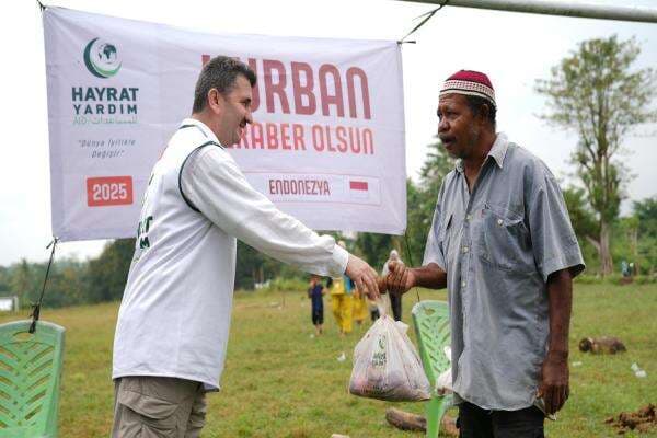 Lembaga Kemanusiaan Turkiye Hayrat Yardim Salurkan Ratusan Sapi Kurban di Indonesia Lembaga Kemanusiaan Turkiye Hayrat Yardim Salurkan Ratusan Sapi Kurban di Indonesia