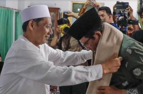 Lewat Simbol Penyerahan Sorban, Mahfud MD Diterima Jadi Keluarga Besar Ponpes Babakan Ciwaringin Cirebon