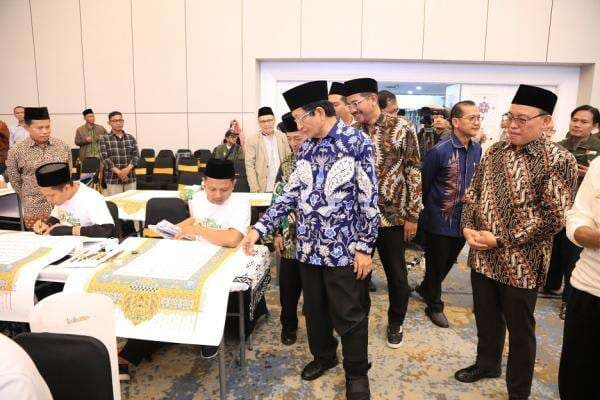 Libatkan 365 Kaligrafer, Kemenag Raih Dua Rekor MURI Penulisan Mushaf Nusantara Libatkan 365 Kaligrafer, Kemenag Raih Dua Rekor MURI Penulisan Mushaf Nusantara