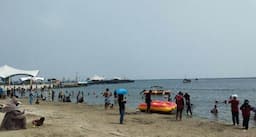 Libur Panjang, Pantai Ancol Dipadati Ratusan Pengunjung