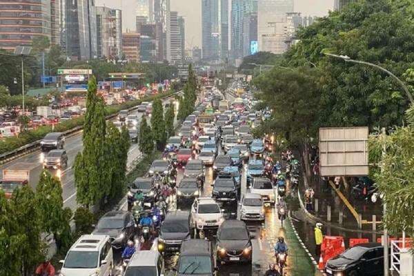Libur Panjang Tri Hari Suci, Jalan Tol Dalam Kota Jakarta Padat Merayap Libur Panjang Tri Hari Suci, Jalan Tol Dalam Kota Jakarta Padat Merayap