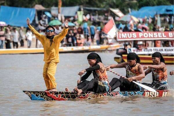 Lirik Lagu Young Black and Rich Melly Mike yang Viral Lewat Tren Pacu Jalur Lirik Lagu Young Black and Rich Melly Mike yang Viral Lewat Tren Pacu Jalur