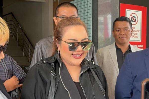 Lisa Mariana Diperiksa Terkait Video Mesum: Belum Bisa Banyak Ngomong Lisa Mariana Diperiksa Terkait Video Mesum: Belum Bisa Banyak Ngomong