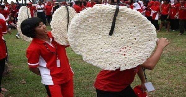 Ternyata Ini Asal-usul Lomba Makan Kerupuk di Peringatan 17 Agustus Ternyata Ini Asal-usul Lomba Makan Kerupuk di Peringatan 17 Agustus