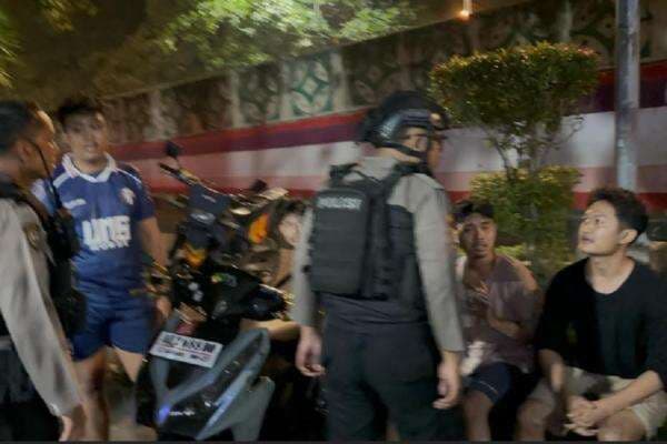 Lomba Lari Malam saat Ramadan di Solo Akhirnya Dibubarkan Polisi Lomba Lari Malam saat Ramadan di Solo Akhirnya Dibubarkan Polisi