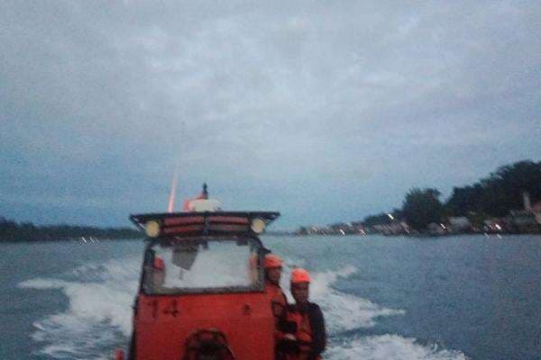 Long Boat Anggota DPRD Mentawai Terbalik, 9 Orang Ditemukan Terdampar di Pantai Long Boat Anggota DPRD Mentawai Terbalik, 9 Orang Ditemukan Terdampar di Pantai