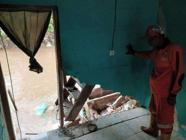 Luapan Air Kali Ciliwung Sebabkan Rumah Warga di Jaktim Longsor Luapan Air Kali Ciliwung Sebabkan Rumah Warga di Jaktim Longsor