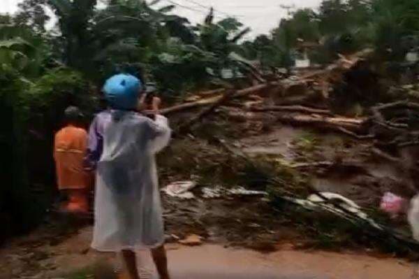 Longsor Tutup Jalan Alternatif Pantai Anyer via Padarincang, Lalu Lintas Macet Total Longsor Tutup Jalan Alternatif Pantai Anyer via Padarincang, Lalu Lintas Macet Total